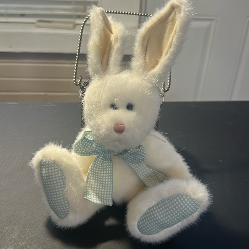 Boyd's Bears Petey Thumpster, a white Easter bunny
